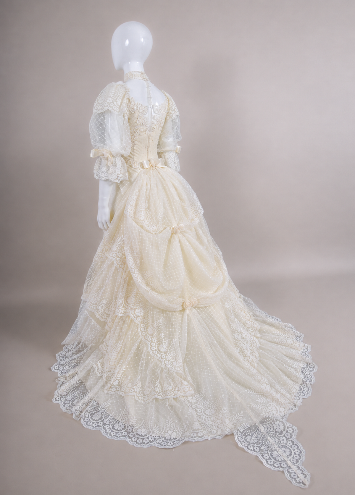 1980s Victorian Revival Dotted Tulle & Lace Wedding Dress w/Lace Rosettes & Chapel Train size 4/6