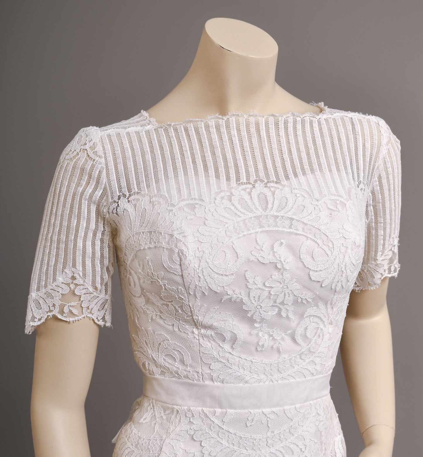 1960s Alfred Angelo Art Deco Silk Wedding Dress w/ Trailing Train Ivory Bridal Gown Size 2/4