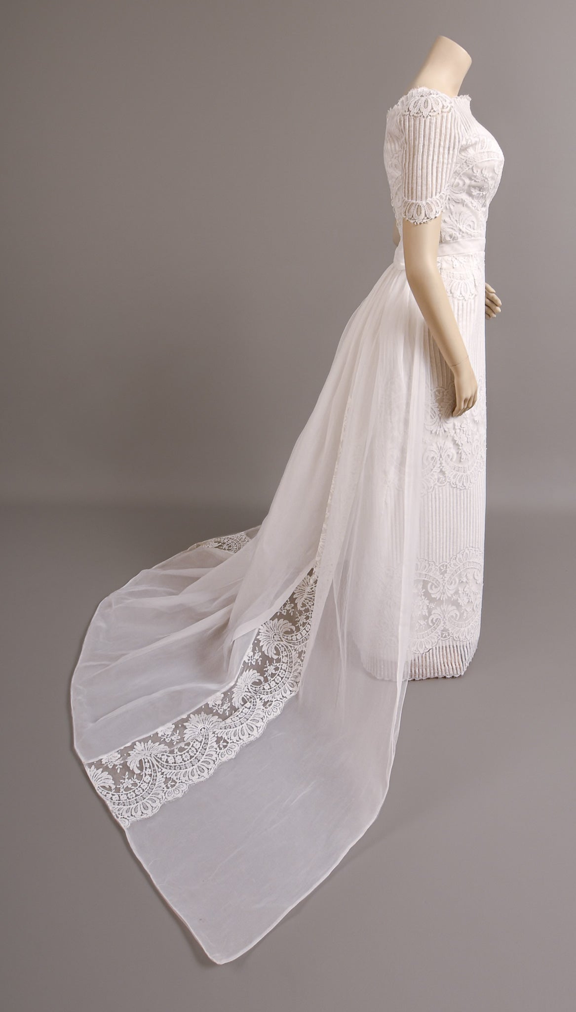 1960s Alfred Angelo Art Deco Silk Wedding Dress w/ Trailing Train Ivory Bridal Gown Size 2/4