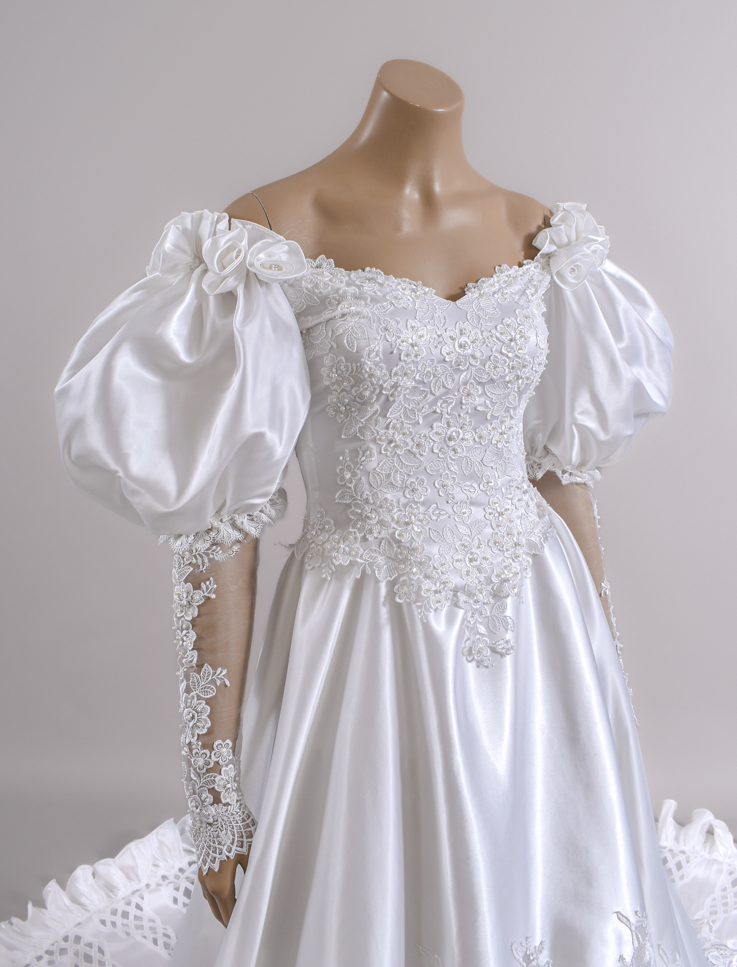 1980s satin Cut out botanical lace work  puff sleeve