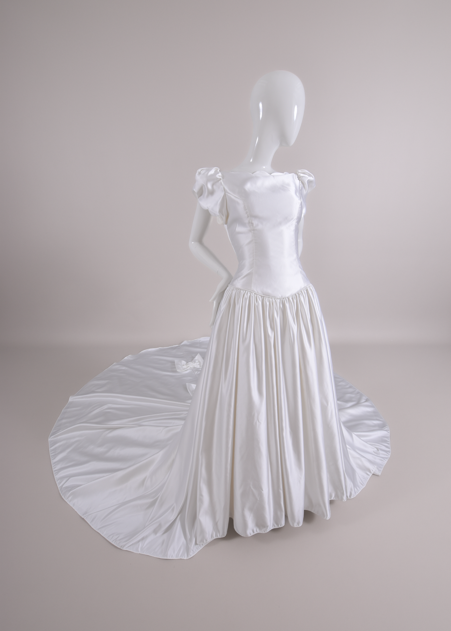 1990s Scalloped Satin w bows