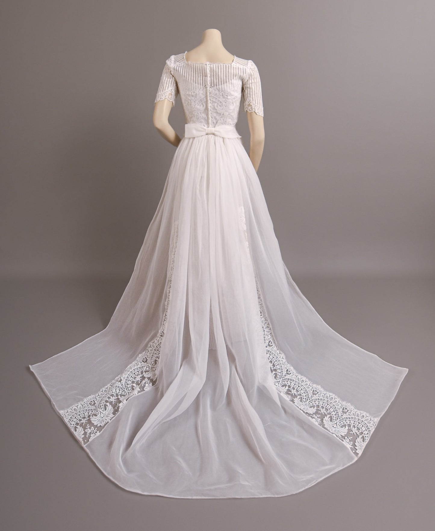 1960s Alfred Angelo Art Deco Silk Wedding Dress w/ Trailing Train Ivory Bridal Gown Size 2/4
