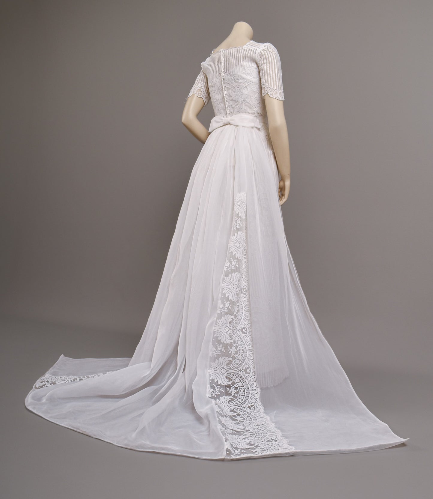 1960s Alfred Angelo Art Deco Silk Wedding Dress w/ Trailing Train Ivory Bridal Gown Size 2/4