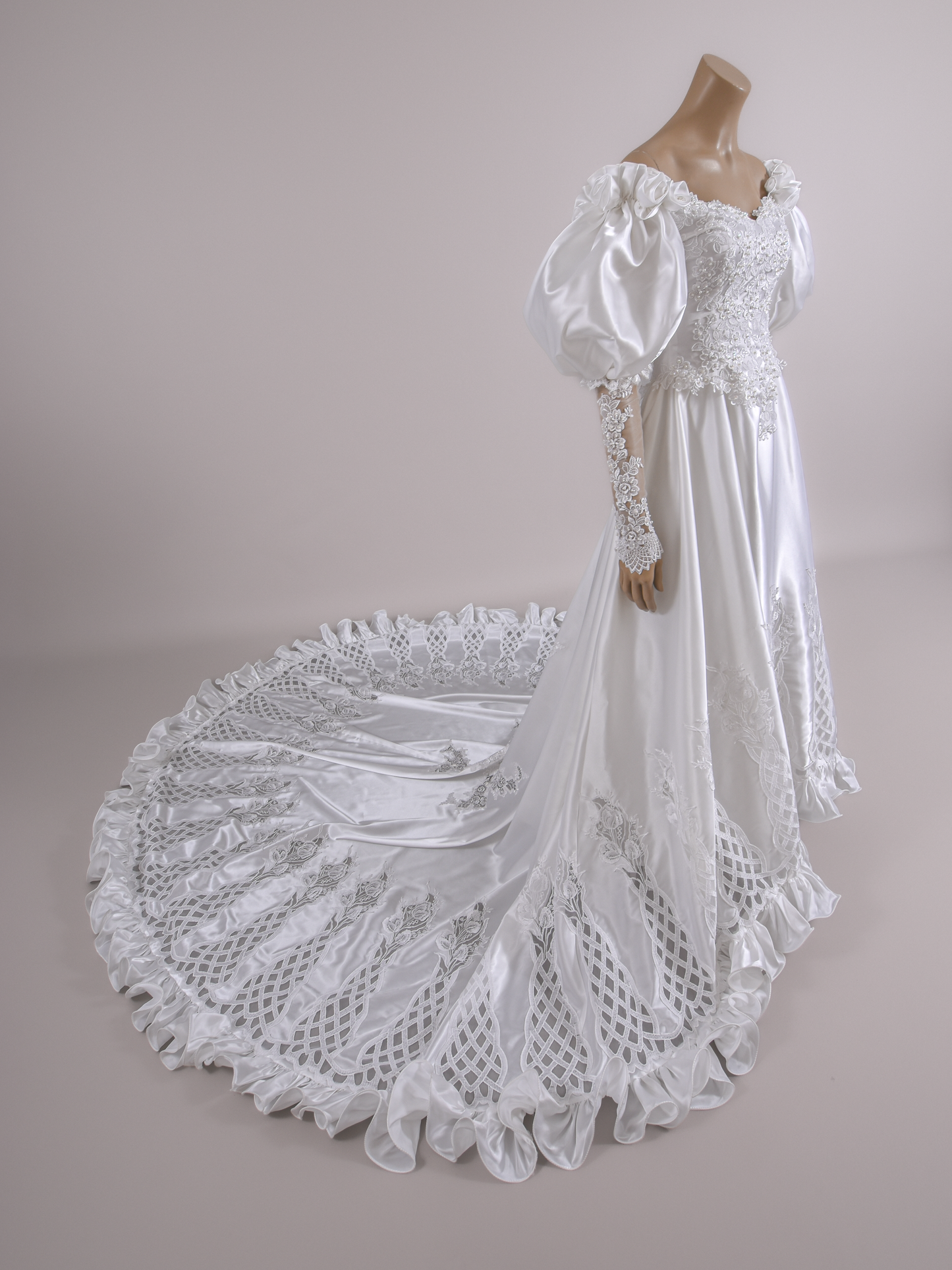 1980s satin Cut out botanical lace work  puff sleeve