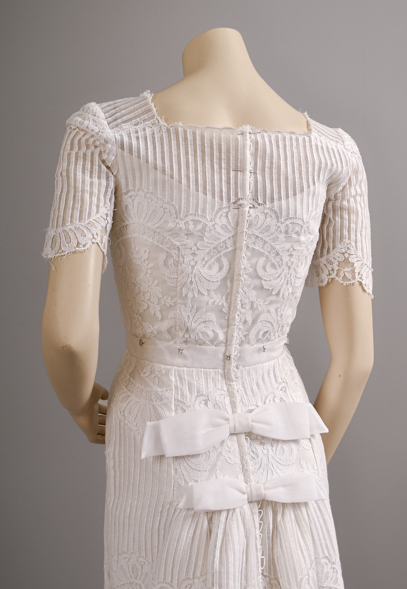 1960s Alfred Angelo Art Deco Silk Wedding Dress w/ Trailing Train Ivory Bridal Gown Size 2/4