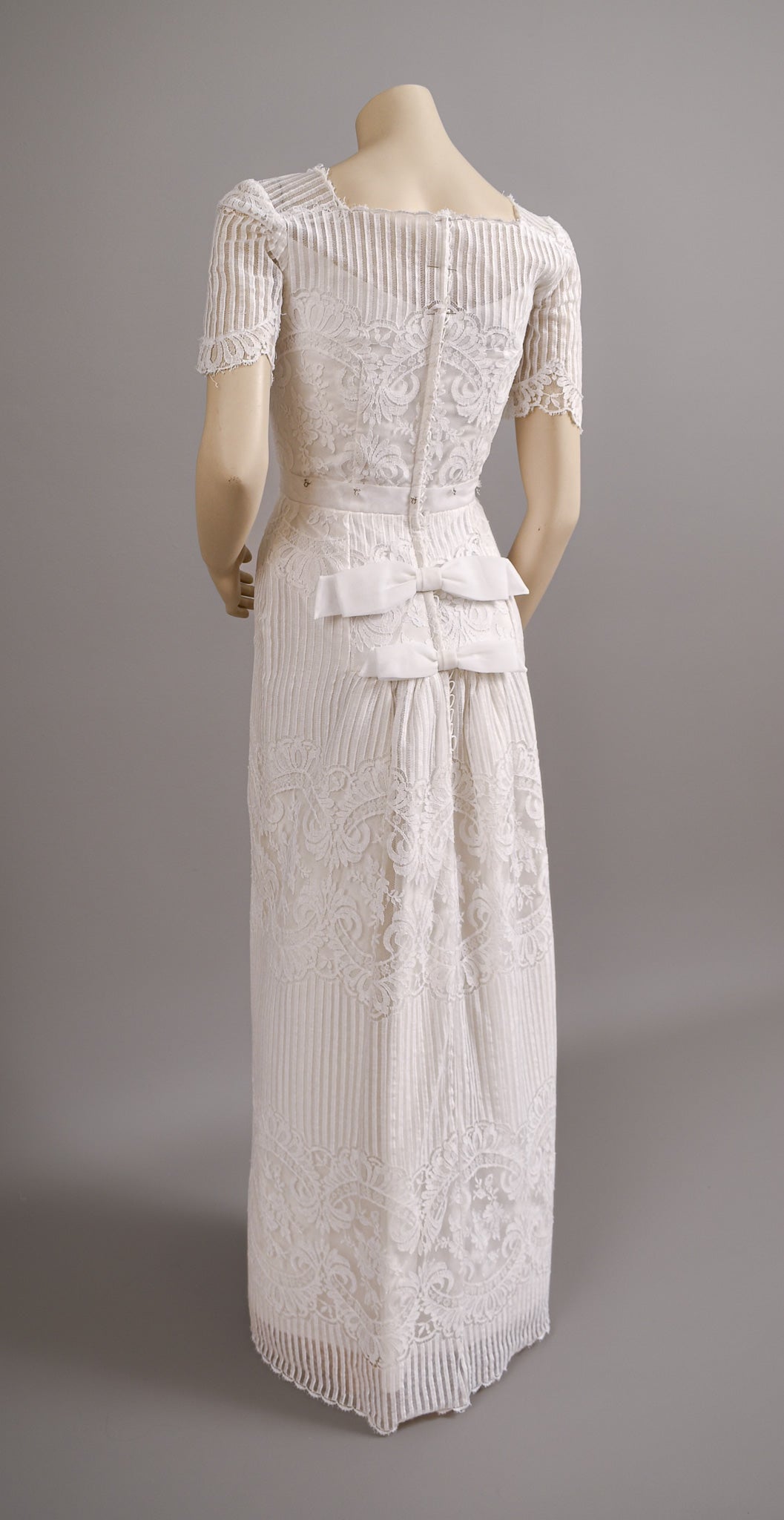 1960s Alfred Angelo Art Deco Silk Wedding Dress w/ Trailing Train Ivory Bridal Gown Size 2/4