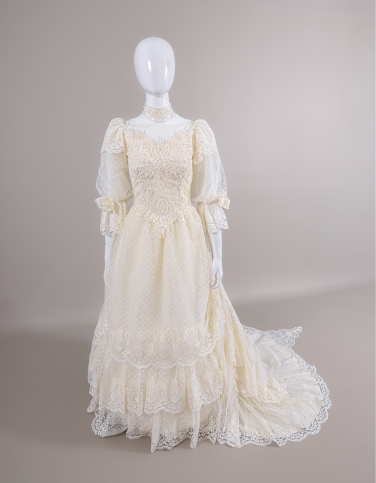 1980s Victorian Revival Dotted Tulle & Lace Wedding Dress w/Lace Rosettes & Chapel Train size 4/6