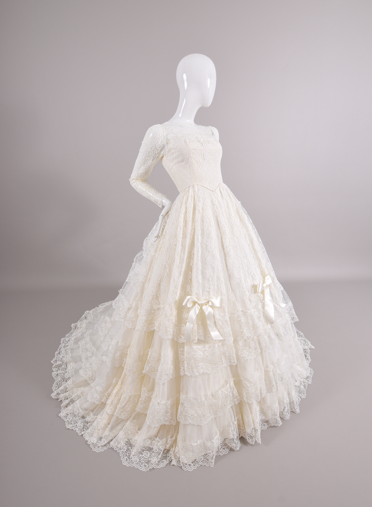 1950s Cupcake Tiered Venetian Lace Wedding Dress W/Satin Bows & Trailing Train
