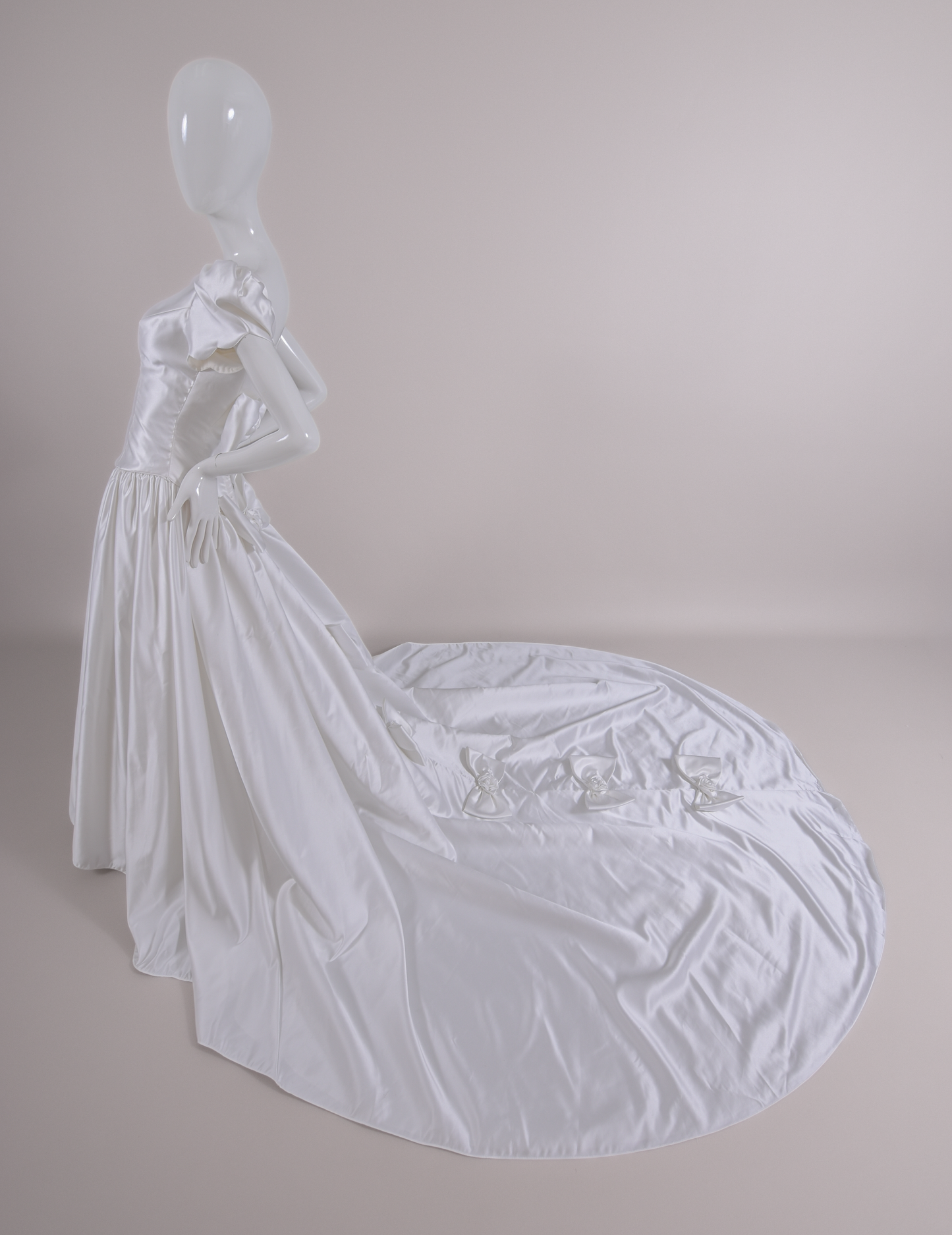 1990s Scalloped Satin w bows