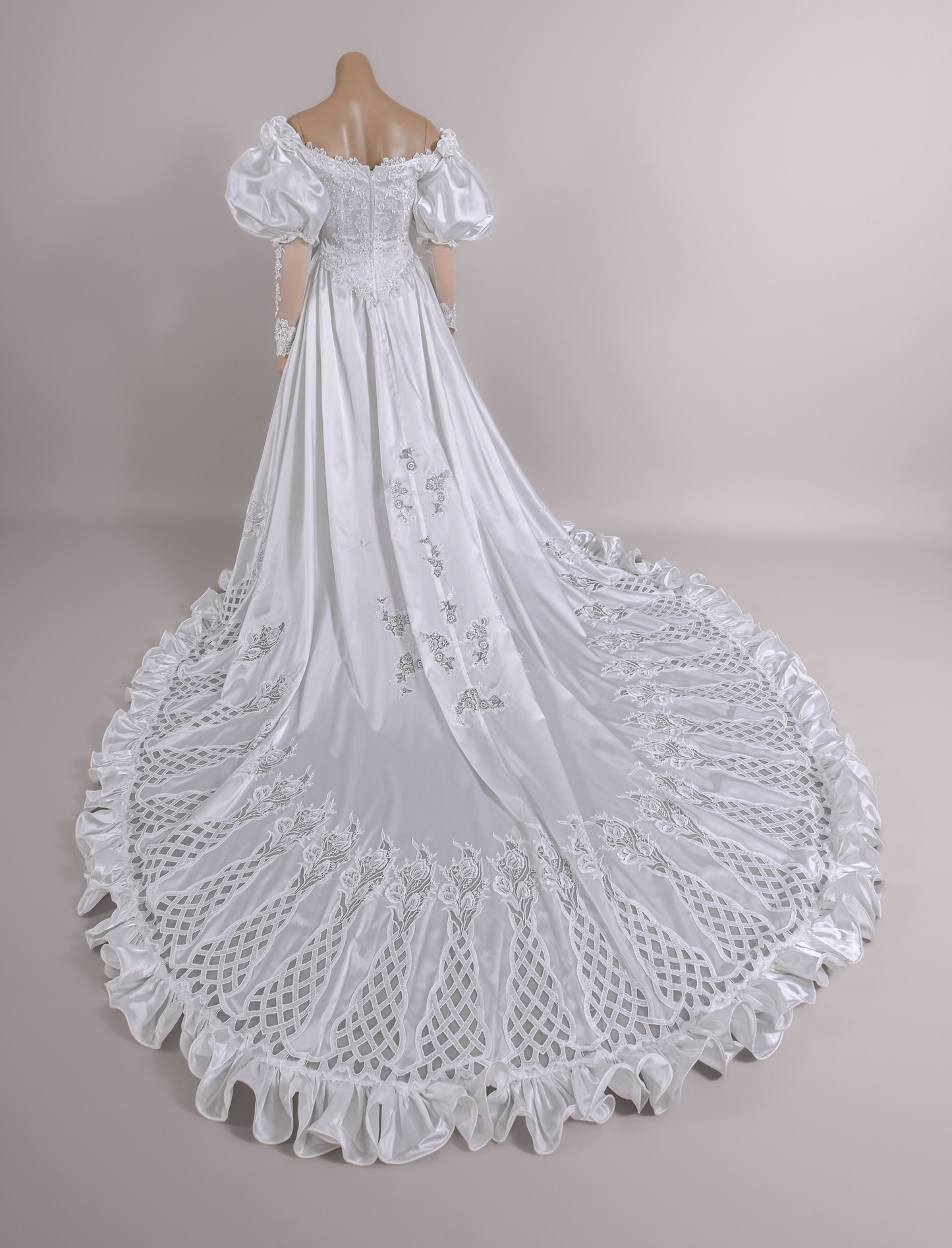1980s satin Cut out botanical lace work  puff sleeve