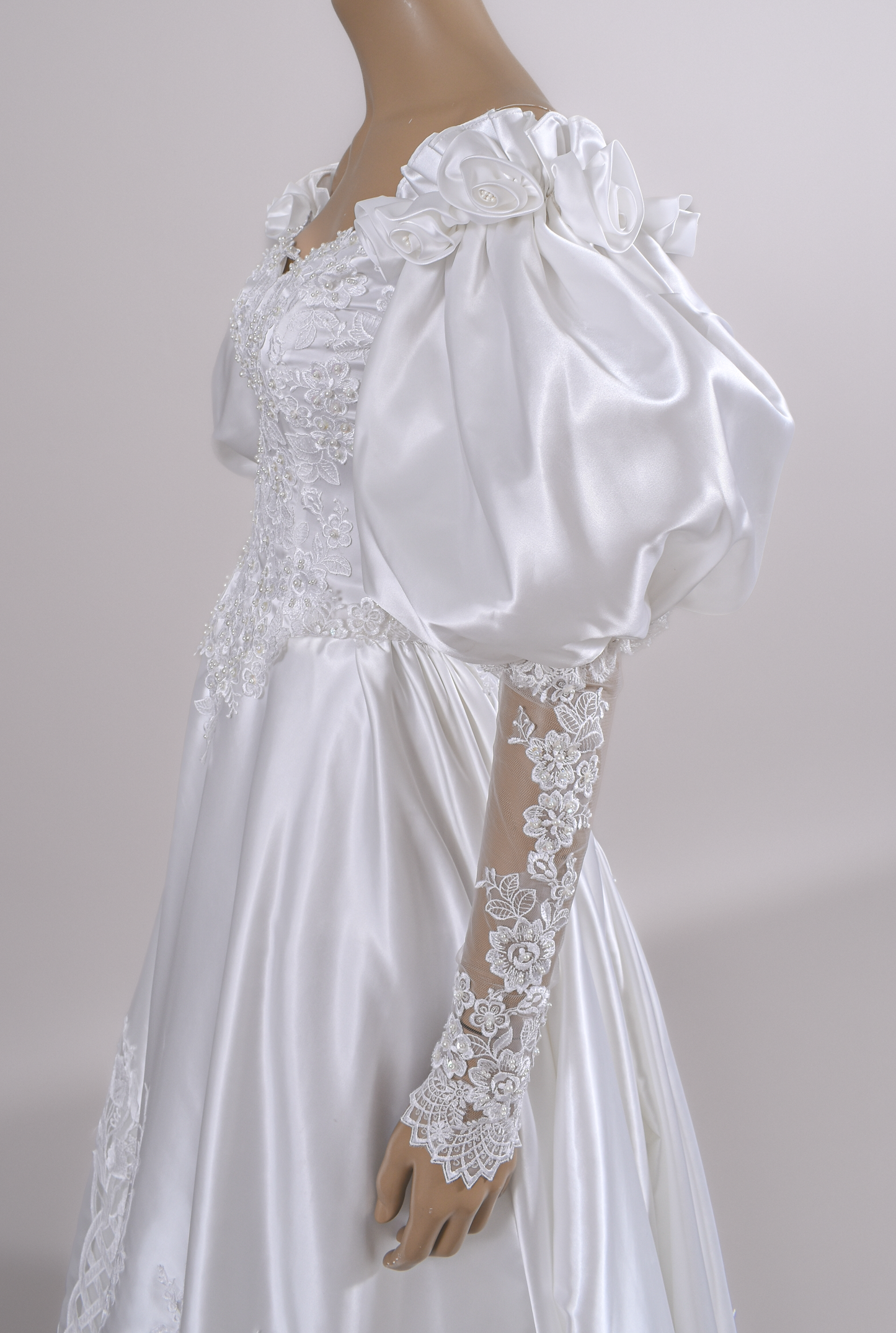 1980s satin Cut out botanical lace work  puff sleeve