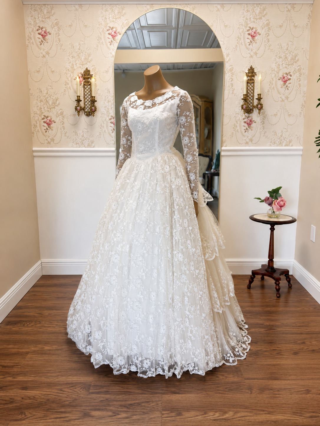 1950s Lace embroidered semi Cupcake Wedding Dress
