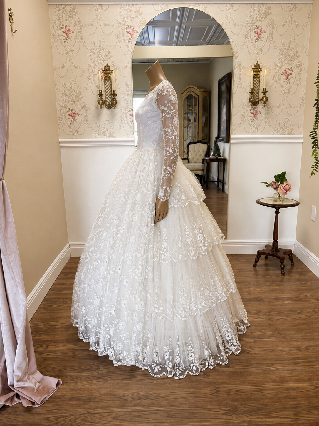 1950s Lace embroidered semi Cupcake Wedding Dress