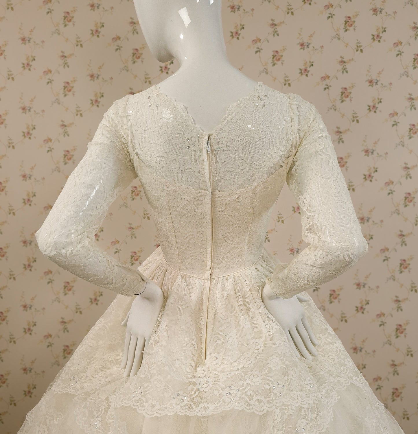 1950s Cupcake Tiered Venetian Lace Wedding Dress W/Rosettes & Trailing Train Sz 2/4 littlerosebridal.com