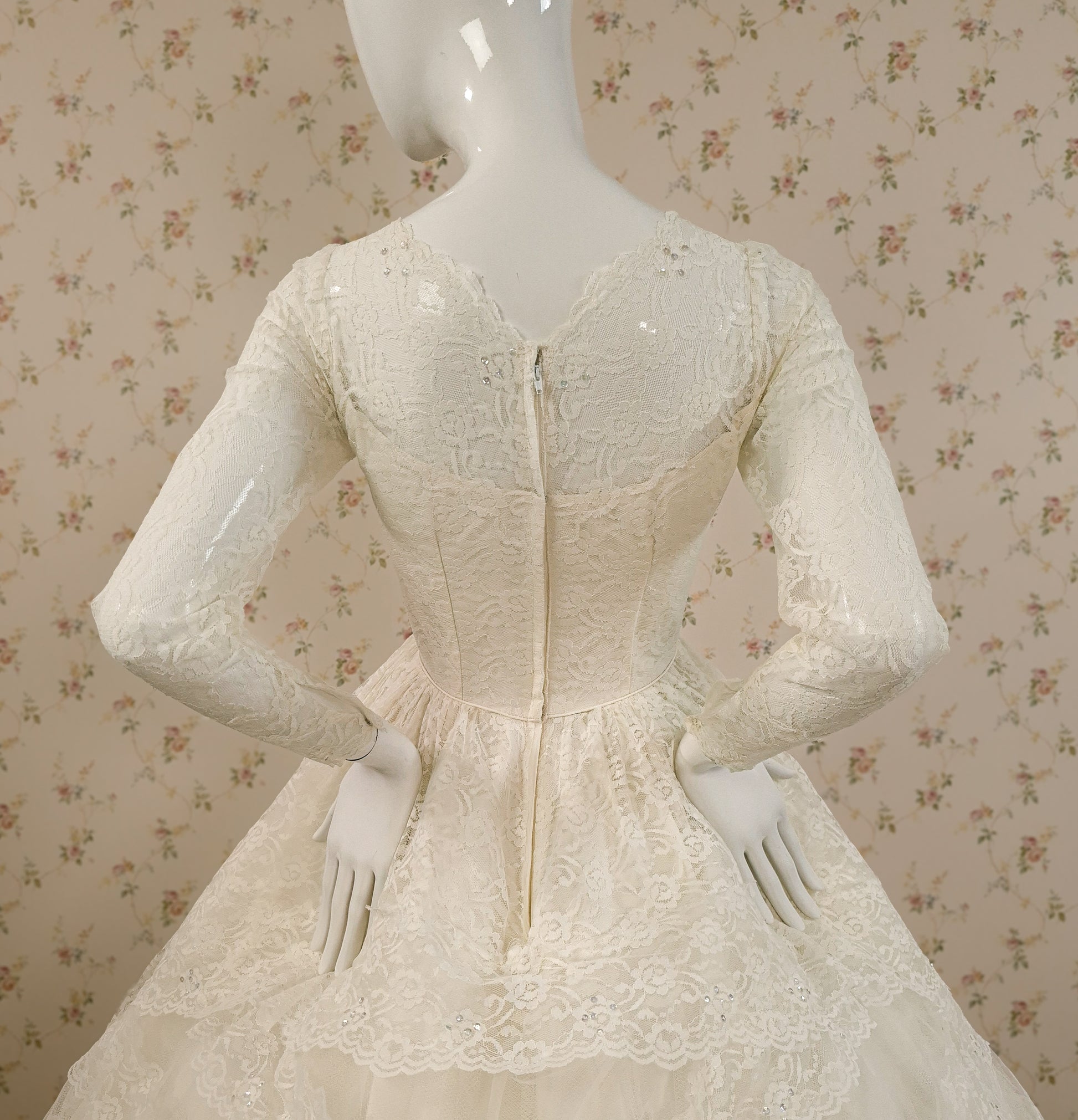 1950s Cupcake Tiered Venetian Lace Wedding Dress W/Rosettes & Trailing Train Sz 2/4 littlerosebridal.com
