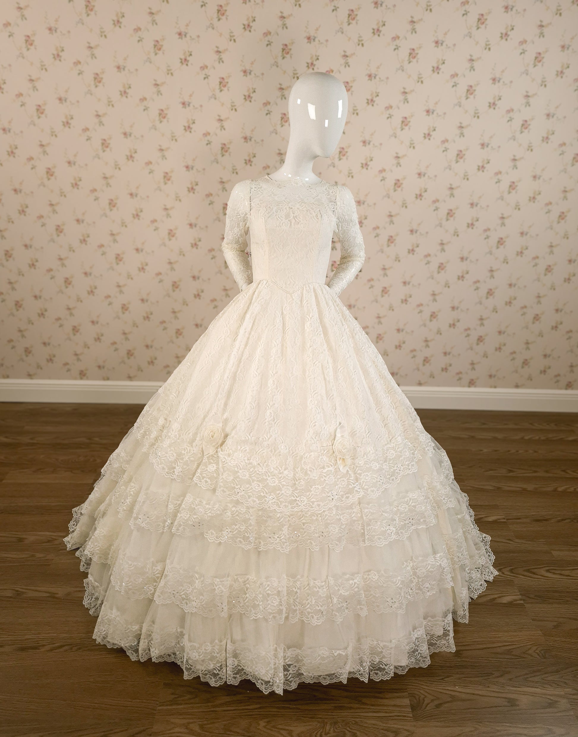 1950s Cupcake Tiered Venetian Lace Wedding Dress W/Rosettes & Trailing Train Sz 2/4 littlerosebridal.com