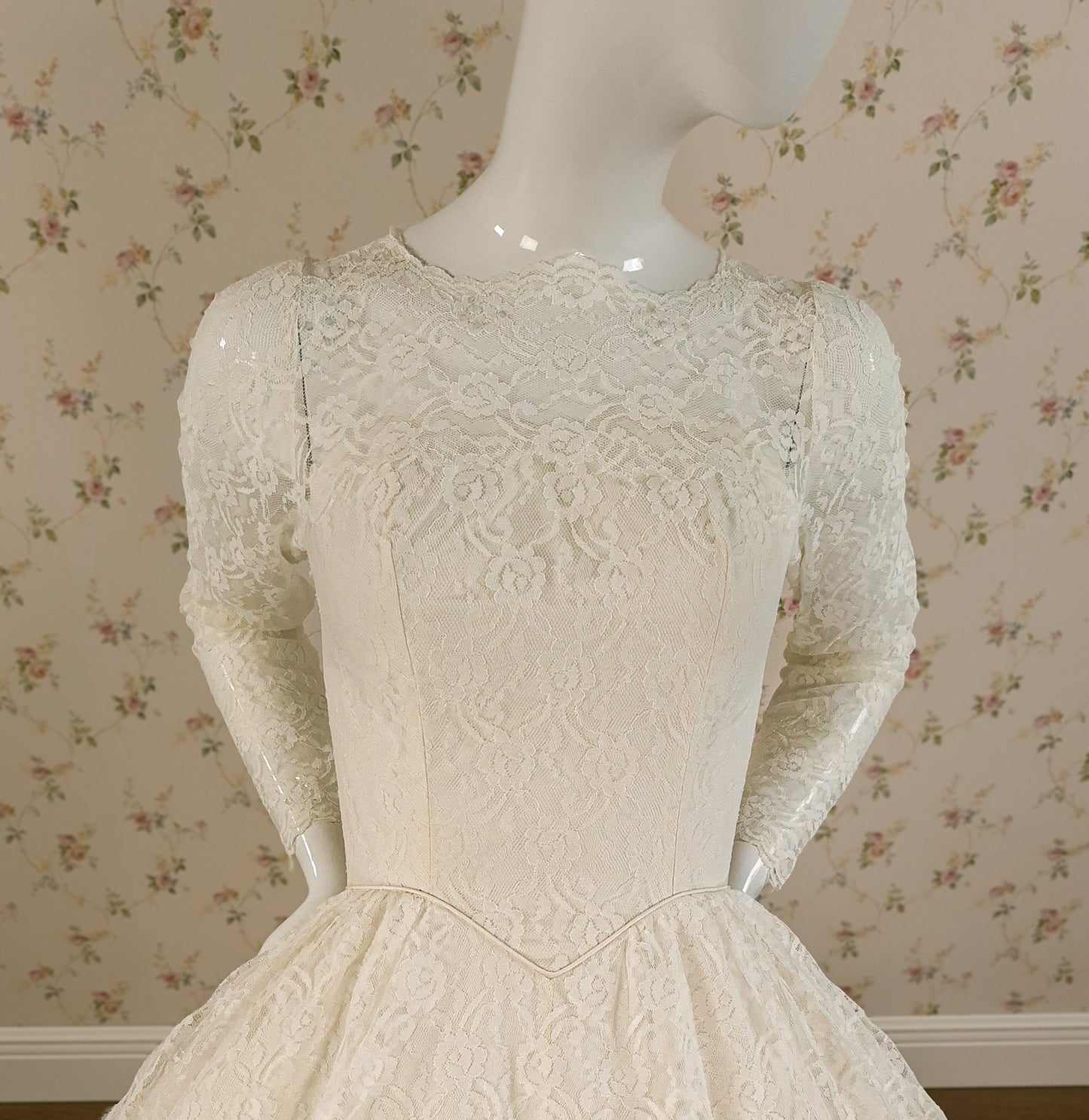 1950s Cupcake Tiered Venetian Lace Wedding Dress W/Rosettes & Trailing Train Sz 2/4 littlerosebridal.com