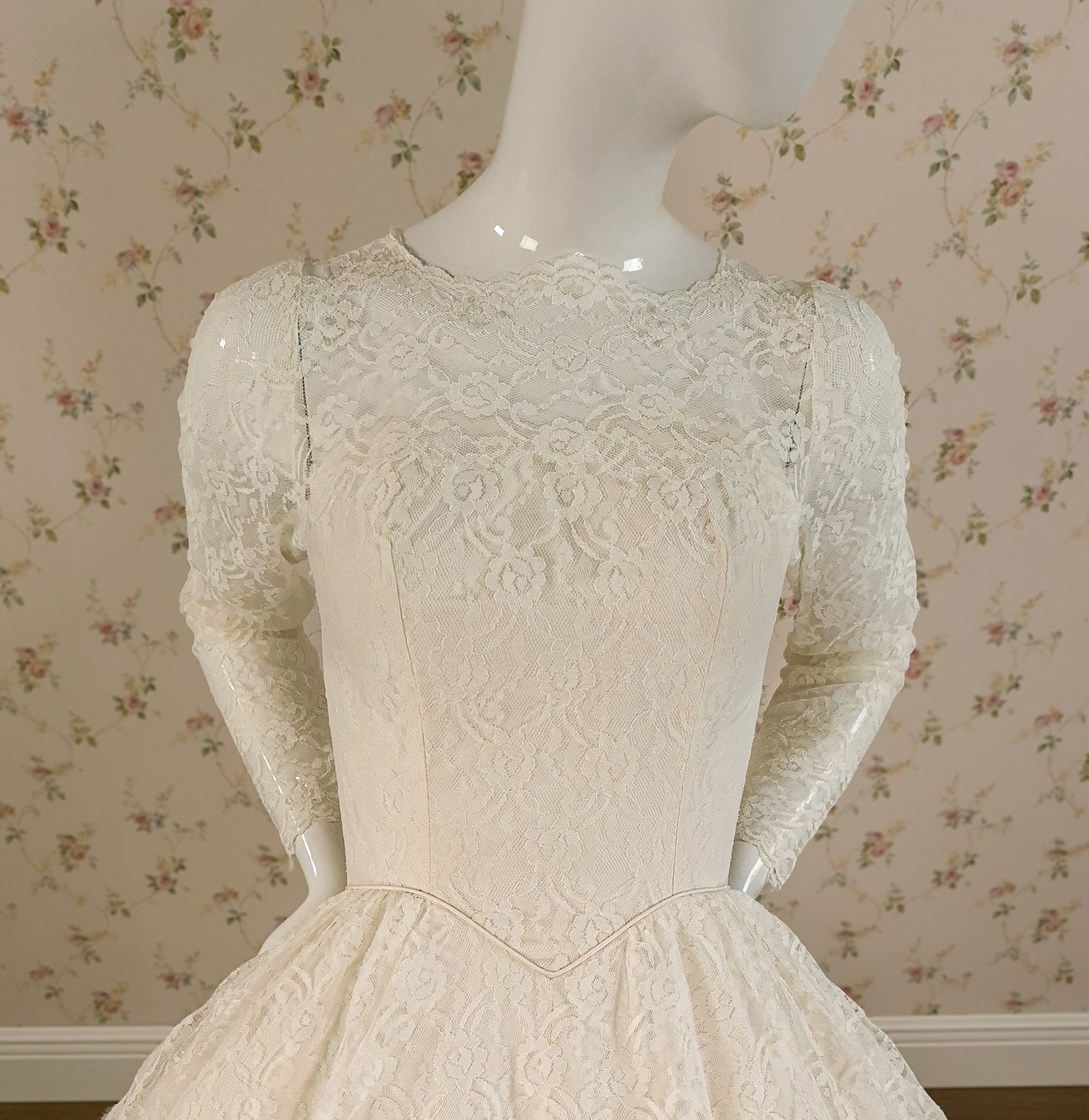 1950s Cupcake Tiered Venetian Lace Wedding Dress W/Rosettes & Trailing Train Sz 2/4 littlerosebridal.com