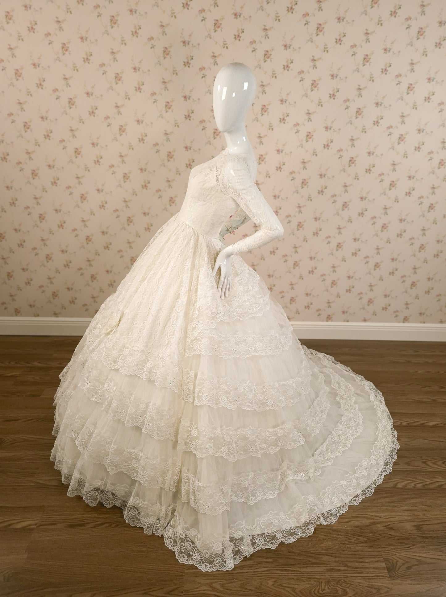 1950s Cupcake Tiered Venetian Lace Wedding Dress W/Rosettes & Trailing Train Sz 2/4 littlerosebridal.com