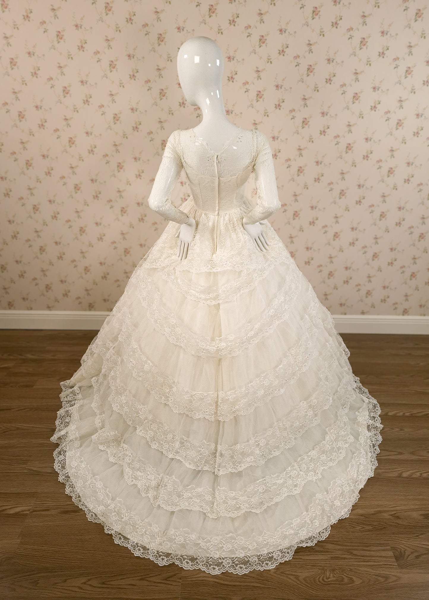 1950s Cupcake Tiered Venetian Lace Wedding Dress W/Rosettes & Trailing Train Sz 2/4 littlerosebridal.com