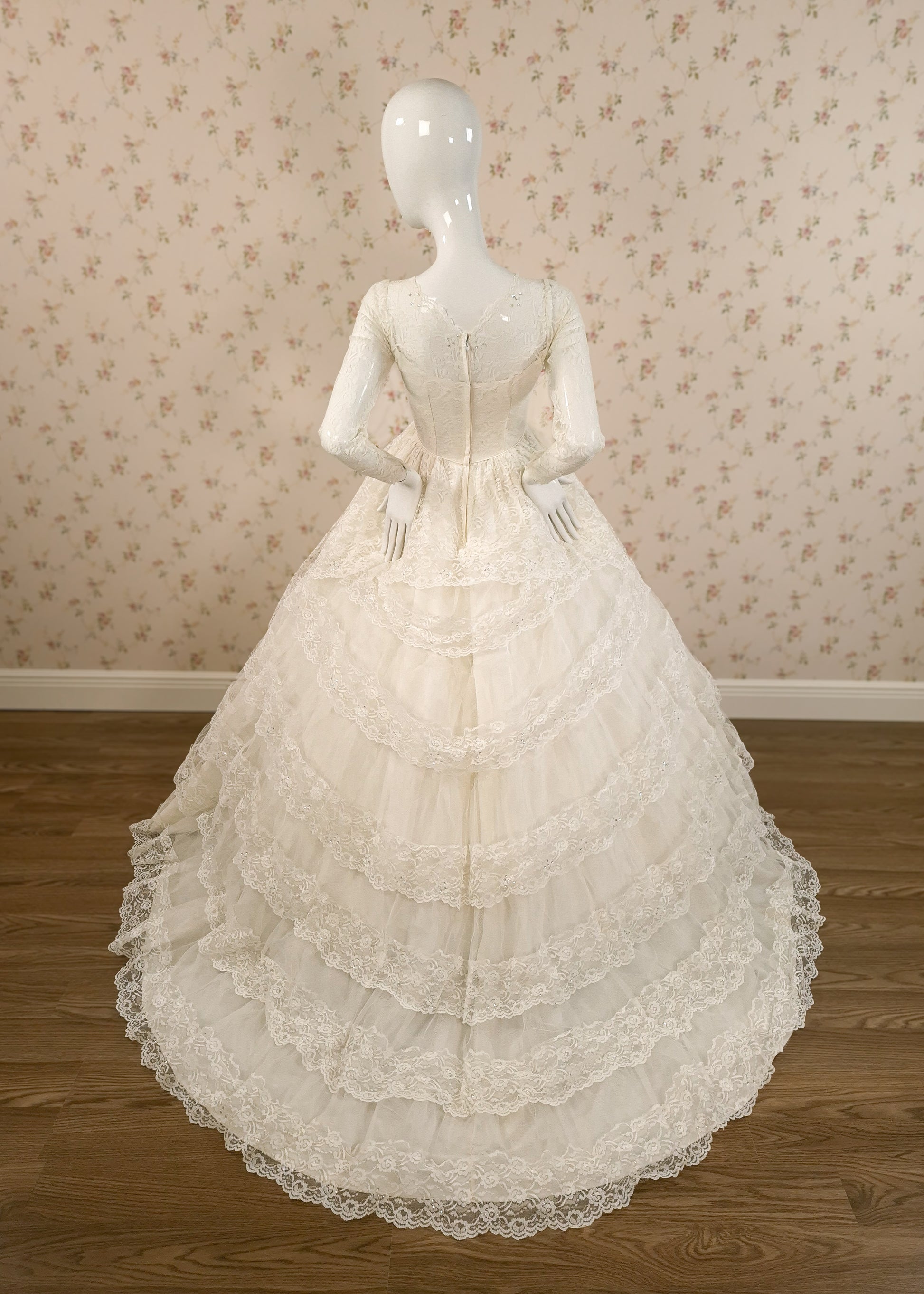 1950s Cupcake Tiered Venetian Lace Wedding Dress W/Rosettes & Trailing Train Sz 2/4 littlerosebridal.com